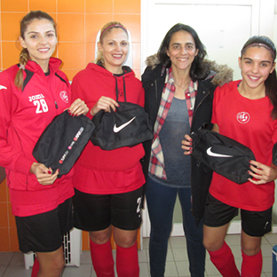 APJA entrega bolsas Nike