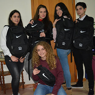 Jogadoras recebem mochilas e bolsas Nike