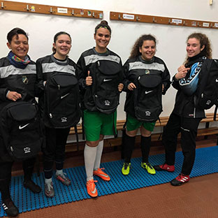 Jogadoras recebem mochilas e bolsas Nike