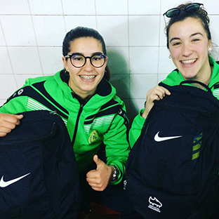 Jogadoras recebem mochilas Nike